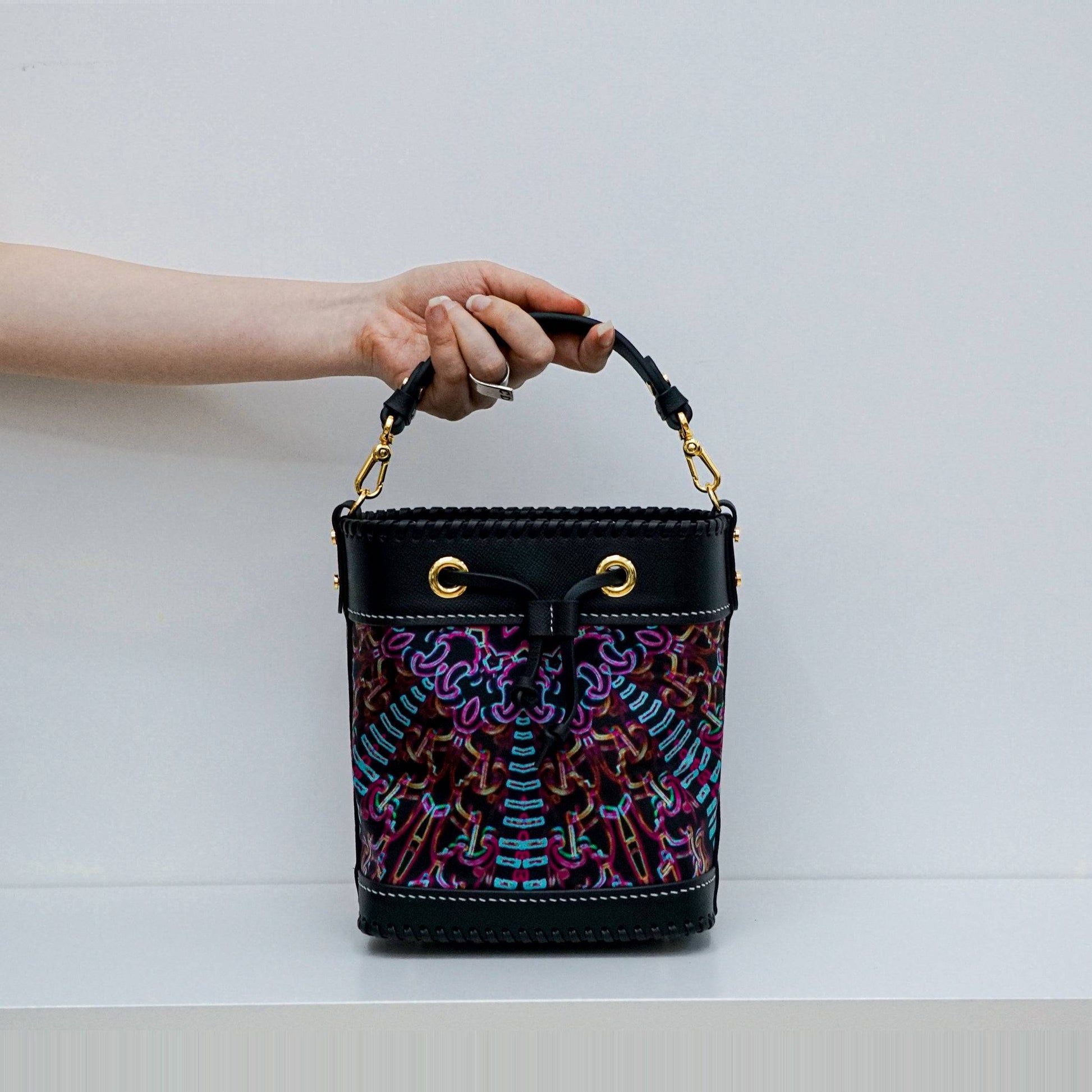 限量款：真絲水桶包 Silk-Leather Bucket Bag