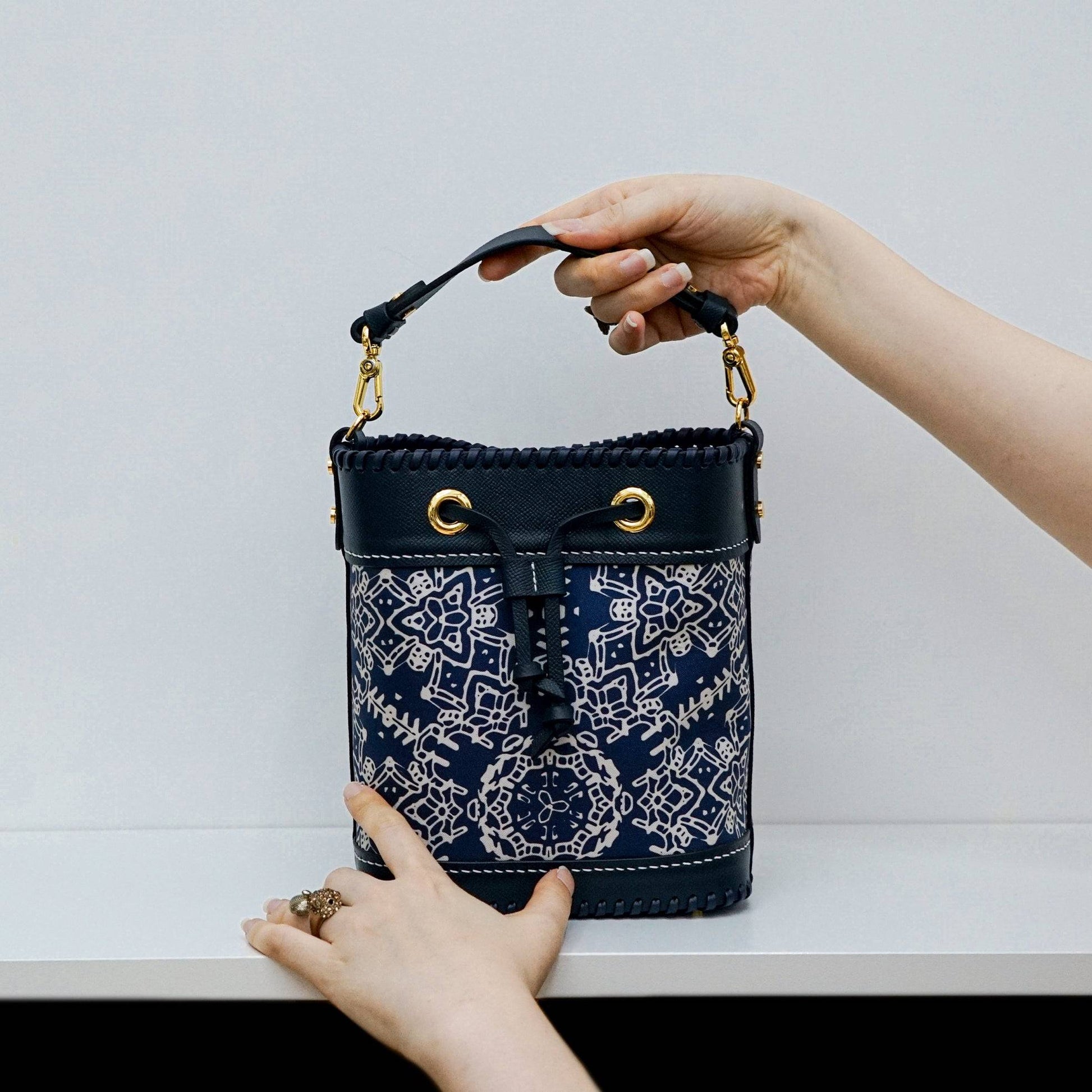 限量款：真絲水桶包 Silk-Leather Bucket Bag