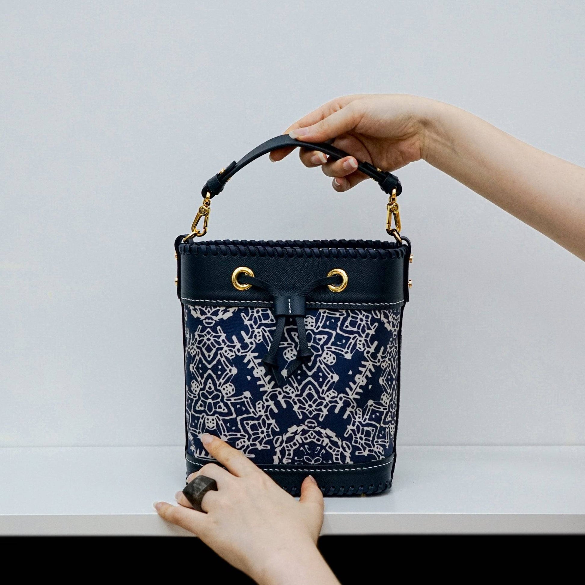 限量款：真絲水桶包 Silk-Leather Bucket Bag