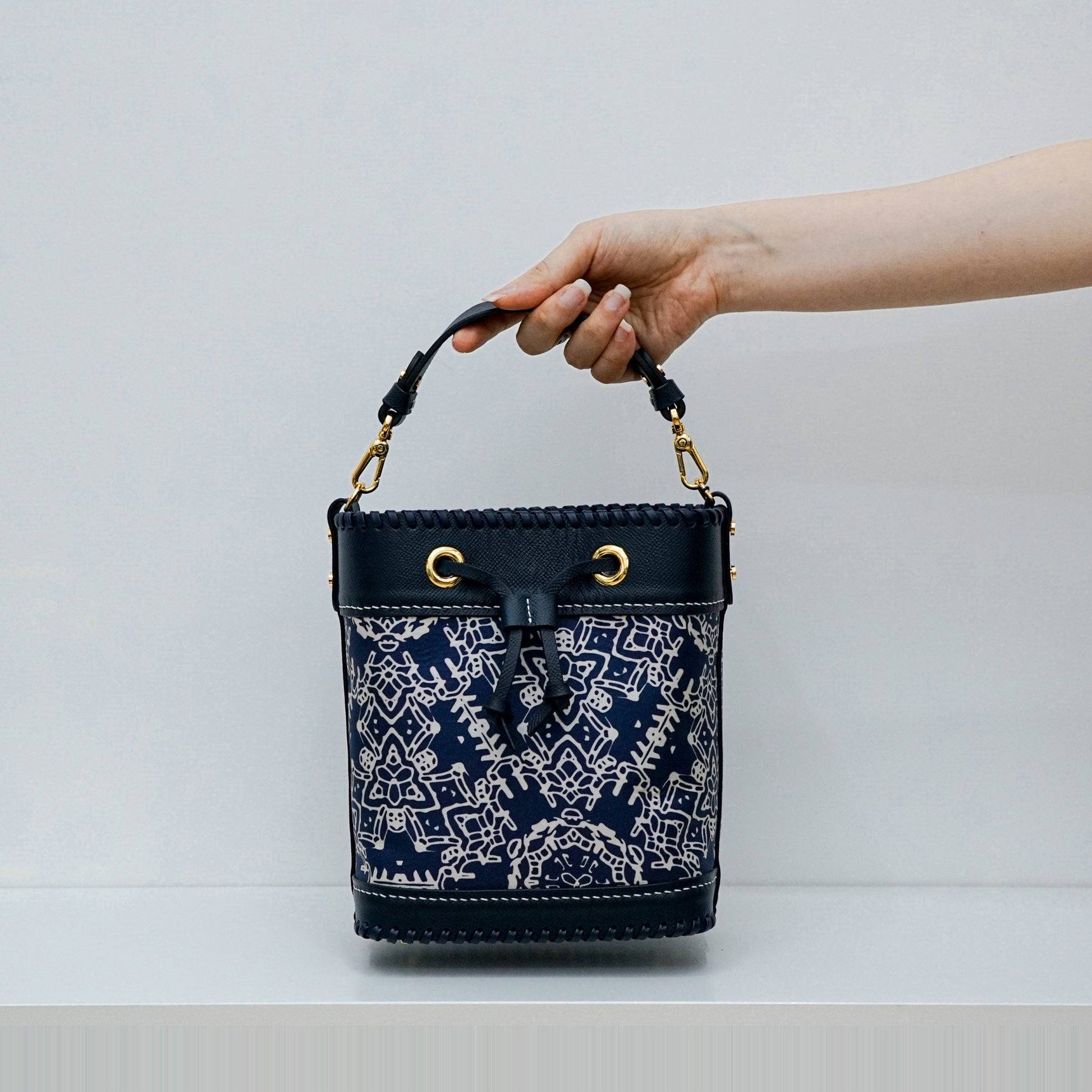 限量款：真絲水桶包 Silk-Leather Bucket Bag