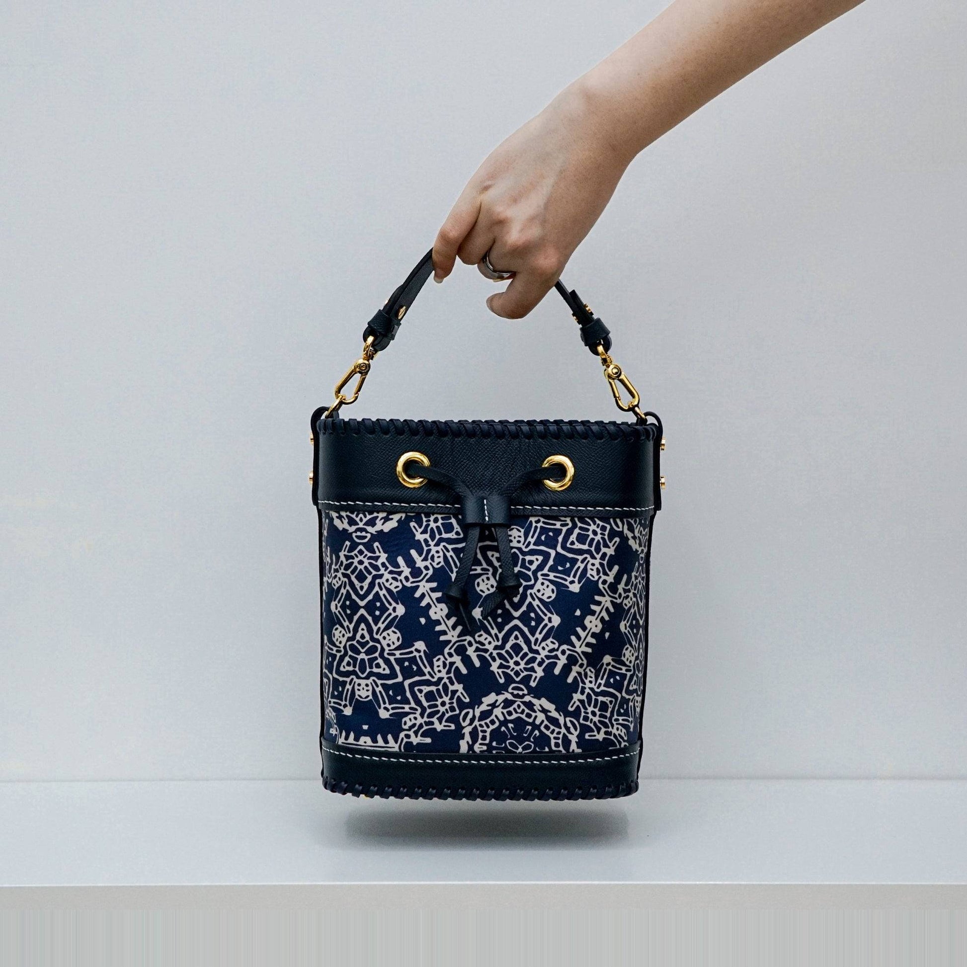 限量款：真絲水桶包 Silk-Leather Bucket Bag