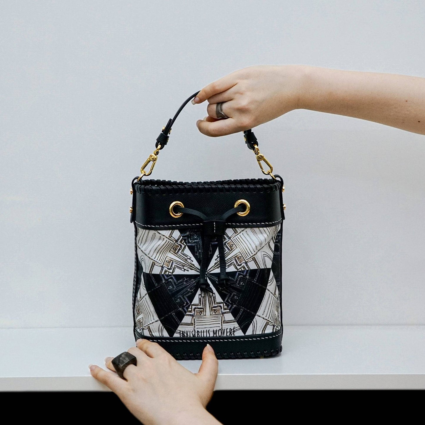 限量款：真絲水桶包 Silk-Leather Bucket Bag